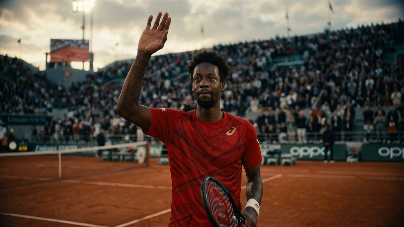 Gaël Monfils takes his final bow at Roland Garros. The showman leaves with the crowd still roaring.