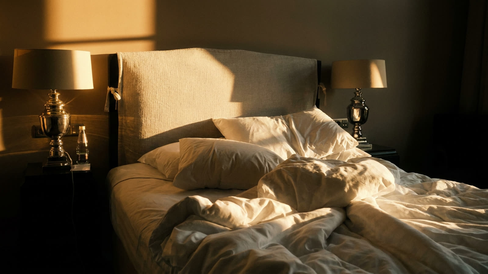 Celebrities Are Abandoning Bed Sheets. The Unmade Aesthetic Has Arrived.
